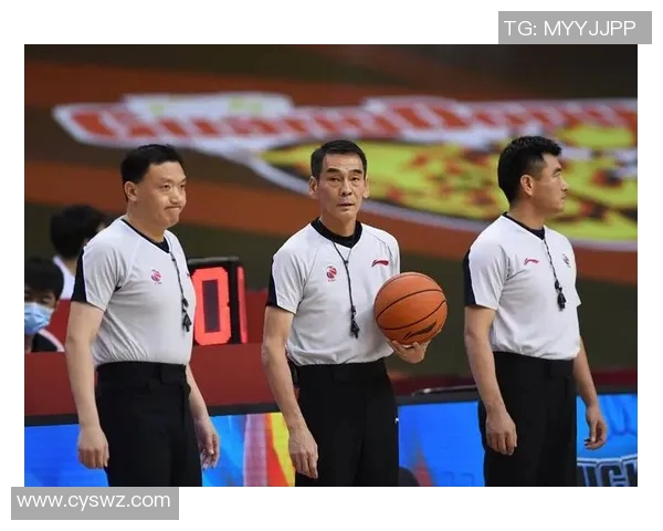 球员闯入裁判席索赔！CBA比赛惊现罕见一幕，赛场安全引热议